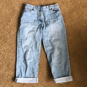 BASIC LIGHT WASH JEANS